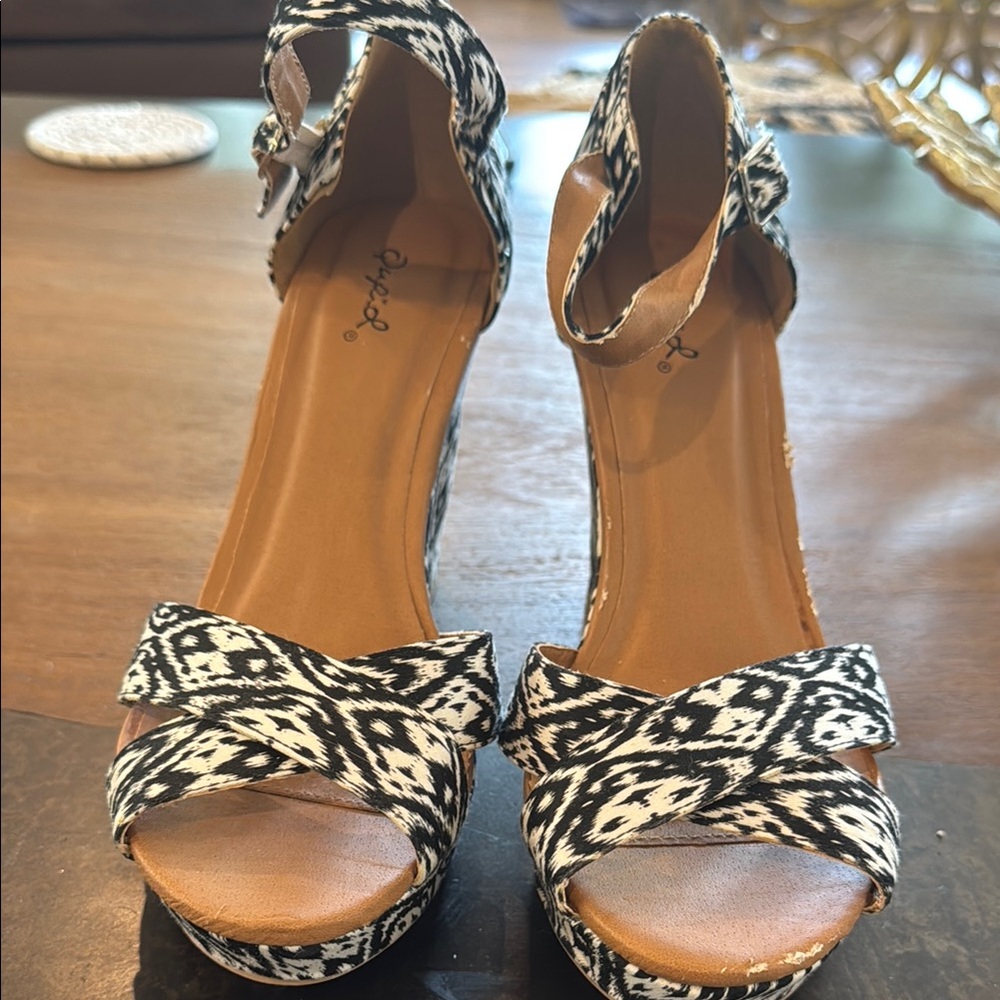 Quipid / white and black wedge / NEW / size 9